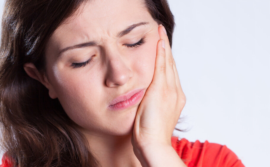 patient with severe toothache looking to visit our emergency dentistry in Dallas.